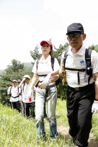 SC제일은행은 25일 직원으로 구성된 자원봉사자들과 시각장애인들이 함께 가평 연인산을 오르는 뜻 깊은 행사를 가졌다.