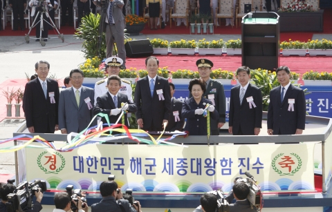 왼쪽 두번째부터 박맹우 울산시장, 노무현 대통령, 김장수 국방부 장관, 권양숙 여사, 현대중공업 김성호 노조위원장, 현대중공업 최길선 사장.