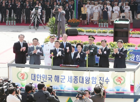 왼쪽 두번째부터 박맹우 울산시장, 노무현 대통령, 김장수 국방부 장관, 권양숙 여사, 현대중공업 김성호 노조위원장, 현대중공업 최길선 사장