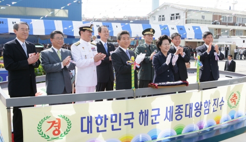앞줄 왼쪽부터 노무현 대통령, 권양숙 여사. 맨 오른쪽 두번째 김성호 현대중 노조위원장, 최길선 현대중 사장.