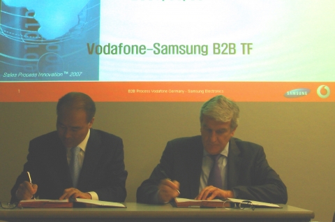 독일 Duesseldorf의 Vodafone 사옥에서 FEA(Front End Agreement: 경영층 조인식)을 체결하였다. 사진 왼쪽은 삼성전자 독일법인 강승각 상무, 사진 