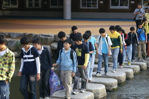 광주천에서 가진 각급학교에서 평화순례 행사참가 학생들