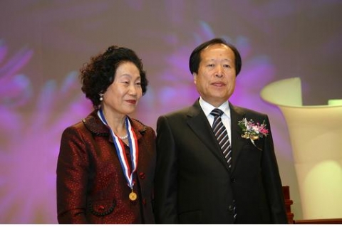 한석례씨가 ‘자랑스런 건국가족상’을 받은 뒤 정건수 총동문회장과 기념촬영을 하고 있다.