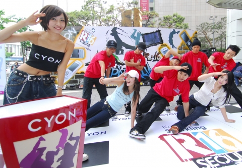 LG전자가 비보이 마스터즈 대회 ‘R-16 Korea Sparkling, Seoul Sponsored by CYON’를 후원한다. 지난 주말(24-27) 두산타워 앞 광장에서 사전