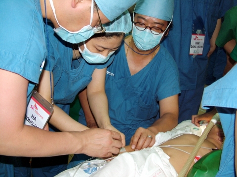 세민얼굴기형돕기회의 백롱민 박사와 의료진이가 베트남 얼굴기형 어린이의 수술을 집도하고 있는 모습