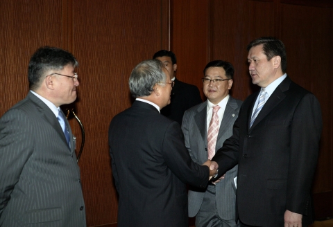 손경식 대한상공회의소 회장(왼쪽)이 29일 오전 소공동 롯데호텔에서 개최된 '한국-몽골 경제협력위원회 제8차 합동회의'에 참석한 엥흐바야르 몽골 대통령을 영접하고