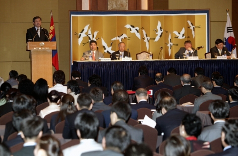 엥흐바야르 몽골 대통령이 29일 오전 소공동 롯데호텔에서 개최된 '한국-몽골 경제협력위원회 제8차 합동회의'에 참석해 축사를 하고 있다.