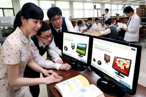 서울 경기고등학교에 기증된 '2007년형 스완 모니터'를 학생들이 학습에 활용하고 있다.
