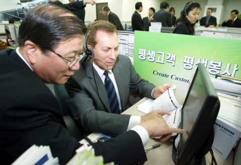 GM DAEWOO 마이클 그리말디 사장이 29일 서울 강남구 수서동에 위치한 GM DAEWOO 고객센터에서 '일일 고객상담원'으로 활동했다. 이날 마이클 그리말디