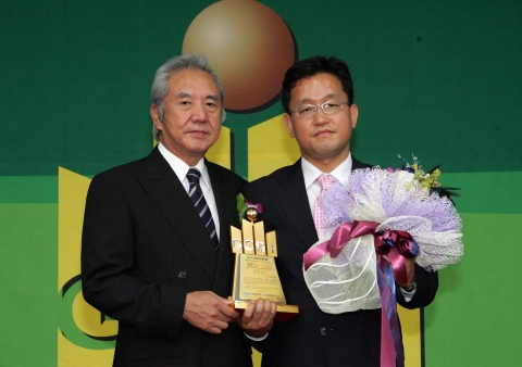29일 오전 서울 여의도 63시티 코스모스홀에서 열린 <2007 글로벌 고객만족도(GCSI) 시상식>에서 3년 연속 인터넷통신망 부문 1위를 차지한 하나로텔레콤의 하규진