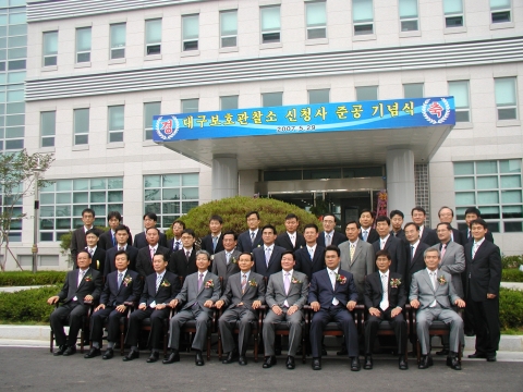 황영목 대구지방법원장(앞줄 왼쪽에서 다섯번째) 등 준공식에 참석한 내빈들이 준공기념식을 마친후 기념촬영을 하고 있다.