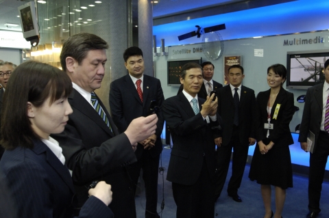 엥크바야르 몽골 대통령(사진 왼쪽에서 두번째 )과 윤석경 SK C&C 사장(사진 왼쪽에서 네번째)이 SK텔레콤 홍보관에서 화상전화를 체험하고 있는 모습