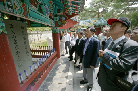 임원 워크샵의 일환으로 한산도를 방문한 KTF 임원들이 유허비 앞에서 지용희 교수로부터 제승당의 유래를 설명 받고 있다.