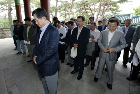 조영주 사장 등 KTF 임원들이 충무사 영당 앞에서 이순신 장군을 기리며 묵념하고 있다.
