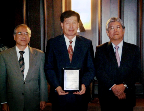 현대상선 김재선 일본법인장이(사진 중앙) 마코토 야시키(Makoto Yashiki) SSCS (SONY Supply Chain Solutions Inc.) 사장(사진 우측)으로부터「Global Partnership Carrier」인증서를 수여받고 기념촬영