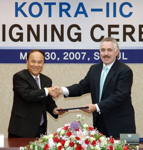 왼쪽부터 KOTRA 홍기화 사장, 자크 로고진스키 미주투자공사 사장