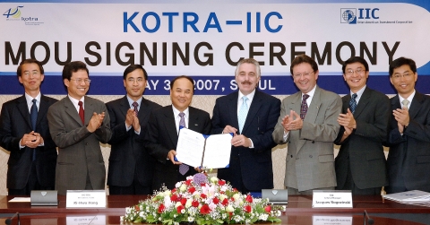 왼쪽부터 KOTRA 정철 구미팀장, 오성근 시장전략팀장, 정호원 통상전략팀장, KOTRA 홍기화 사장, 자크 로고진스키 미주투자공사 사장, 호르헤 롤단 금융리스크관리 총괄, 재정경