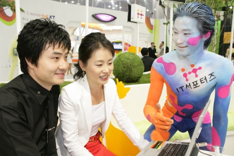 KT는 30일부터 6월 2일까지 일산 킨텍스에서 열리는 "2007 스마트홈네트워크 전시회"에 참가해 와이브로, FTTH, 메가TV등 첨단 IT서비스들과 함께 IT서포터즈 등 사회공헌 활동을 소개했다.