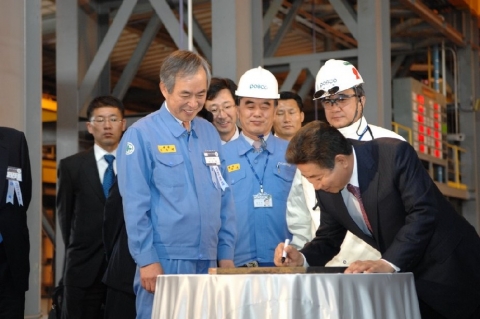 노무현 대통령이 30일 포스코 포항제철소 파이넥스 공장 준공식에 참석, 공장을 둘러본 뒤 파이넥스 공장에서 생산된 쇳물로 만든 기념주편에 서명하고 있다.