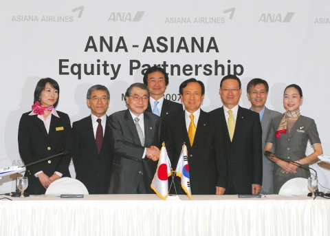 아시아나항공과 ANA는 30일(수) 자본 제휴에 대한 조인식을 갖고 기념촬영을 하고 있다. 우측에서 네번째가 강주안 아시아나항공 사장, 좌측에서 세번째가 야마모토 미네오 ANA 사장.