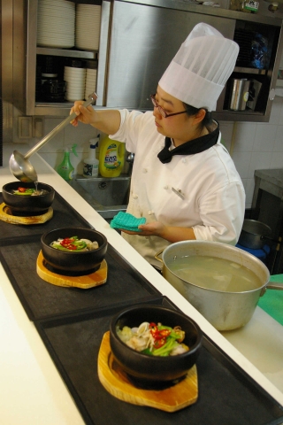 CJ푸드시스템은 5월 30일 광명스피돔에서 “국물 맛의 진수 찾기”라는 타이틀로 자체 요리경진대회를 개최했다.