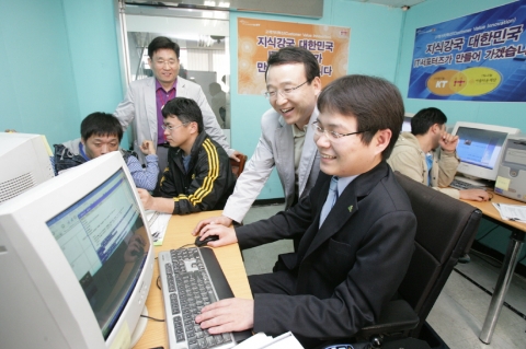 지난 4월16일 서울 용산구 효창동 중증장애인독립생활연대에서 IT서포터즈 1일 도우미로  인터넷 홈페이지만들기 수업을 진행하는 KT 남중수 사장