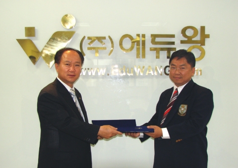 (주)에듀왕의 박명전 대표(왼쪽)와 태국의 EDU PARK Co.,LTD의 대표 Dr.Phudit Pornraksama-nee(오른쪽)