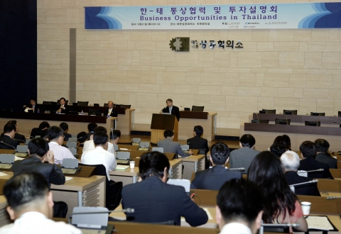대한상공회의소는 31일(목) 상의회관에서 국내 기업인 100여명이 참석한 가운데 '태국 투자환경 설명회'를 가졌다.