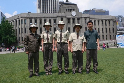 동복점퍼, 하복(여), 하복(남), 하복+조끼, 작업용 반팔T(왼쪽부터)