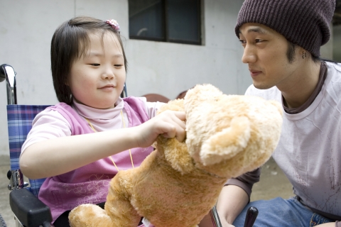 행복 나들이 캠페인을 위해 배우 소지섭이 교통사고로 하반신이 마비된 영헌이네(8세, 가명)를 방문했다. 
영헌이와 이야기를 나누고 있는 소지섭.