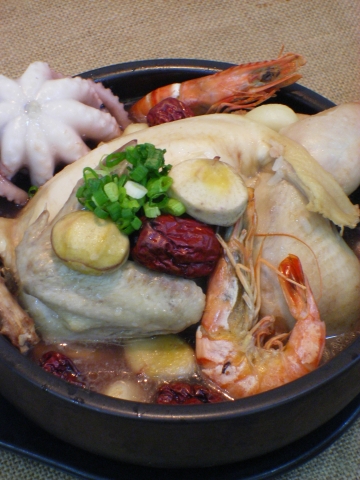 첫번째, 활력을 되찾을 수 있는 음식으로 낙계탕을 만들었다.