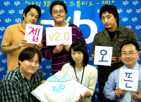 엔브이엘소프트 직원들이 ‘마우스’ 모양의 케익을 들고 젭2.0오픈을 자축하고 있다.