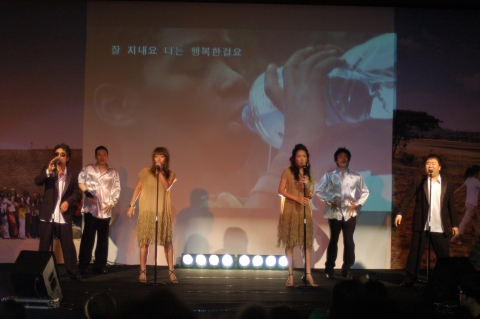 국제 어린이 양육기구 컴패션이 1일 오전 서울 삼성동 현대백화점에서 빈곤 어린이와의 결연 후원자 모집 행사를 연 가운데 컴패션 밴드가 디지털싱글 &#039;리카에게&#039;의 쇼케이스 공연을 마련해 후원 결연을 돕고 있다.