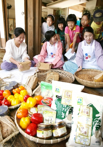 CJ홈쇼핑은 3일 남산 한옥마을에서 &#039;우리고장 1촌 1명품 맛뵈기&#039; 행사를 가졌다. 이날 행사에서 메주 만들기 장인이 시연을 펼치자 관람객들이 관심어리게 지켜보고 있다.