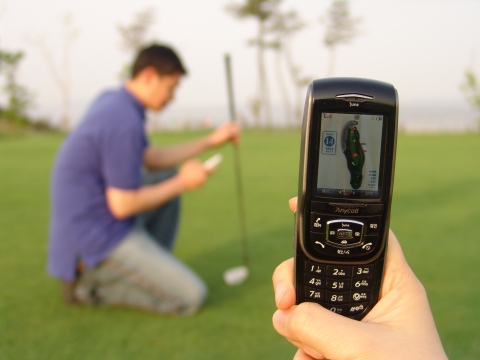 SK주식회사는 핸드폰을 통해 골프장 정보를 제공하고 비거리를 측정해주는 모바일 캐디 개념의 ‘폰캐디Plus’ 서비스를 6월 출시했다.