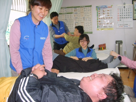삼성전자 구미사업장 임직원들이 주말을 이용해 장애인 재활활동을 돕는 봉사활동에 참여하고 있는 모습.