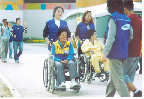삼성전자 구미사업장 임직원들이 주말을 이용해 장애인 재활활동을 돕는 봉사활동에 참여하고 있는 모습.