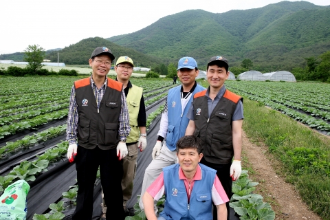 포항제철소 냉연부는 2일 죽장면 상옥리에서 일일 농촌 일손돕기 봉사활동을 펼쳤다.