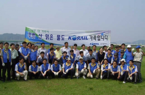 코레일은 5일 제12회 환경의 날 행사의 일환으로 대전시 갑천 대덕대교 주변에서 환경보전활동을 펼쳤다고 밝혔다.