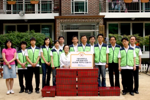 김상열 대한상공회의소 상근부회장(오른쪽 여섯번째)과 금년 5월 새로 입사한 대한상의 신입직원 등 10여명은 5일(화) 중구 예장동에 소재한 사회복지시설 ‘남산원’을 방문하여 의류, 생필품 등 후원물품을 기증하고 봉사하는 시간을 가졌다.