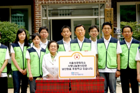 김상열 대한상공회의소 상근부회장(오른쪽 네번째)과 금년 5월 새로 입사한 대한상의 신입직원 등 10여명은 5일(화) 중구 예장동에 소재한 사회복지시설 ‘남산원’을 방문하여 의류, 생필품 등 후원물품을 기증하고 봉사하는 시간을 가졌다.