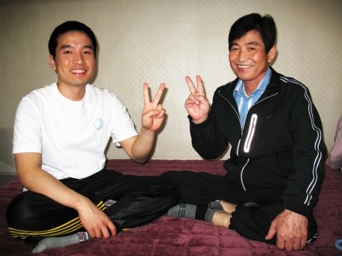아버지를 위해 자신의 간을 제공한 신중환 씨(왼쪽)와 아들로부터   간 이식 수술을 받고 건강을 회복한 신재택 씨가 환히 웃고 있는 모습