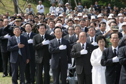 경상북도는 제52회 현충일 추념식을 거행했다