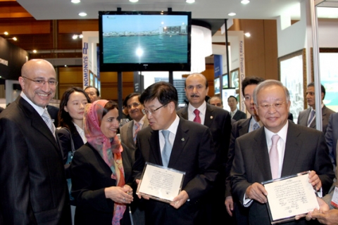 손경식 대한상공회의소 회장(오른쪽 첫번째), 김영주 산업자원부 장관(오른쪽 두번째), 셰이카 루브나 알 까시미 UAE경제부 장관(오른쪽 세번째), 압둘살람 알 마다니 인덱스홀딩 대