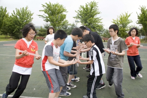 2006년도 특성화캠프에 참가한 청소년들이 파이프를 이용하여 구슬을 나르는 과제를 수행하고있다.