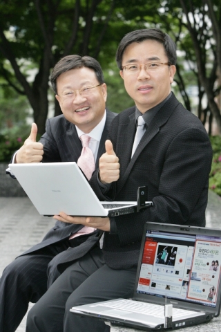 업무협정 체결 후 와이브로를 시연해보는 표현명 KT 휴대인터넷사업본부장(사진 오른쪽)과 차인덕 도시바코리아 사장  