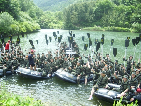코레일(한국철도공사) 주니어보드(JB) 전략캠프 워크숍에 참가한 직원들이 수상훈련중 화이팅을 외치고있다. 