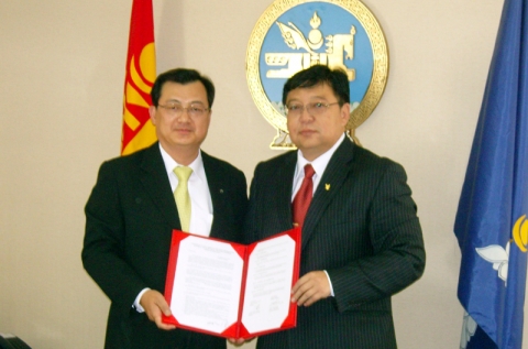 왼쪽 : 신한은행 강신성 부행장/ 오른쪽 : 몽골 에르데네  국가사회보험청장