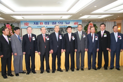 왼쪽부터 손봉락 동양석판 회장, 홍영철 고려제강 회장, 박찬모 포스텍 총장, 황경로 전 철강협회 2대 회장, 한국철강협회 이구택 회장, 김영주 산업자원부장관, 동국제강 장세주 회장, 정명식 철강협회 3대회장, 세아제강 이운형 회장, 동부제강 이수일 사장 등