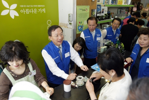 현대자동차는 9일 아름다운가게와 함께 ‘현대자동차와 함께 하는 아름다운 토요일 - 자선바자회’를 아름다운가게 안국동 1호점, 울산공장 야외매장 등을 포함한 전국 70여 곳에서 실시